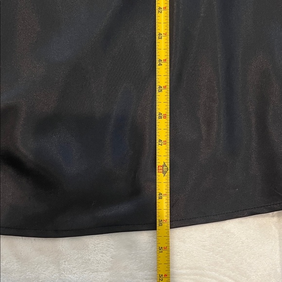 Elegant Black Formal Dress with Lace-up Back - Picture 5 of 9